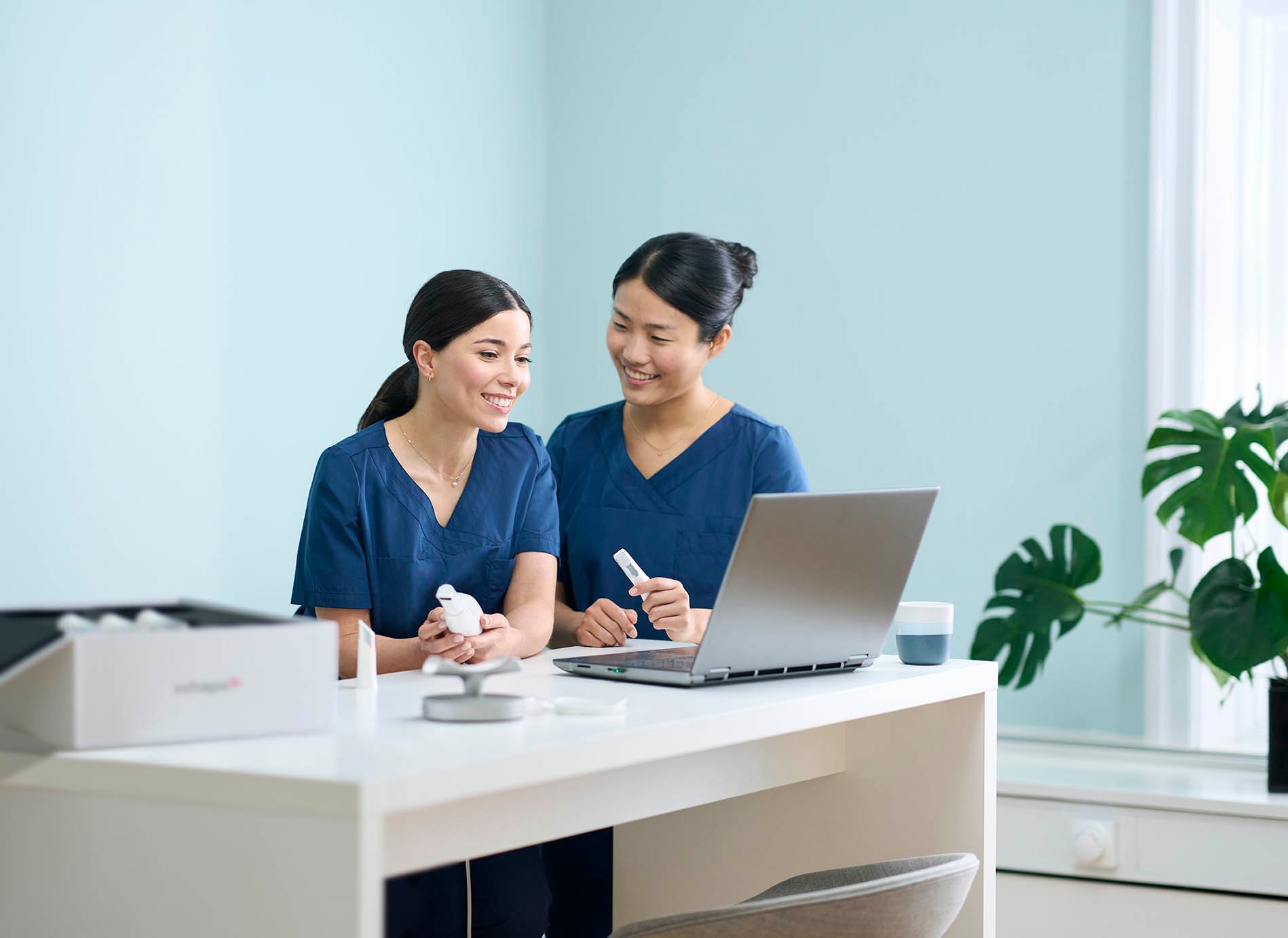 TRIOS Core_Lifestyle Photo_dentist_hygienist_onboarding_01_LOW_2024