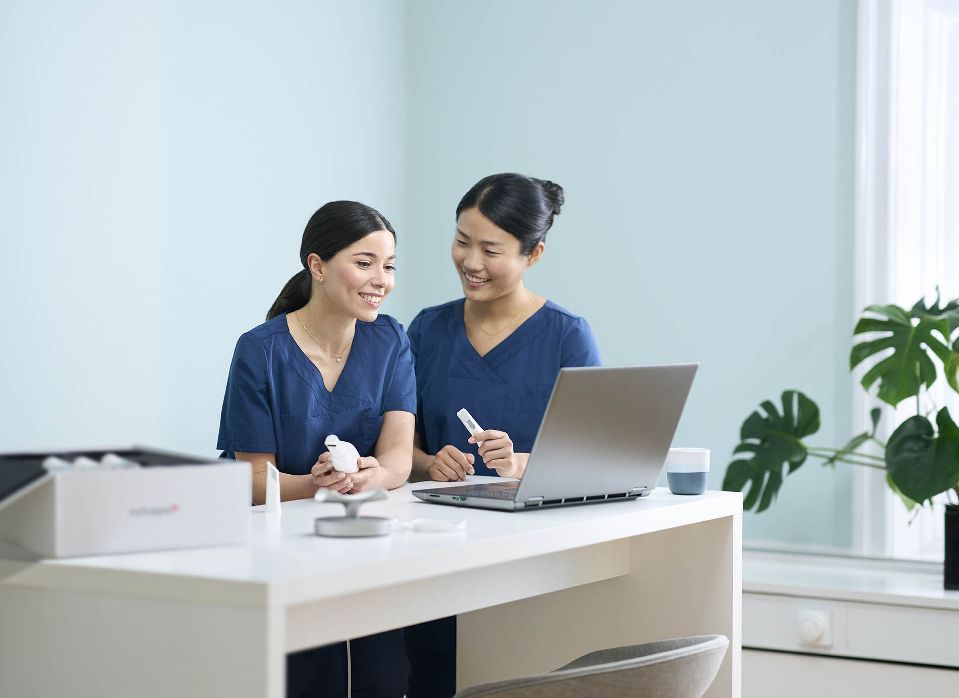 TRIOS Core_Lifestyle Photo_dentist_hygienist_onboarding_01_LOW_2024